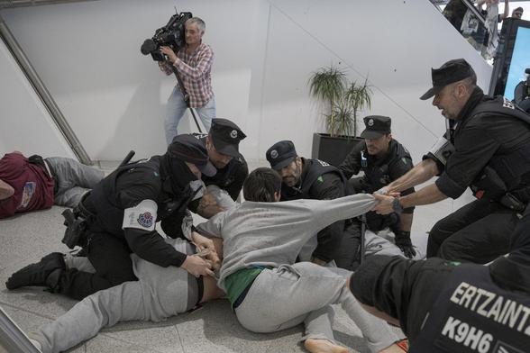 La Erztzaintza carga contra los militantes de la flotilla a su llegada al aeropuerto de Loiu (Bostok Photo). Gari Garaialde