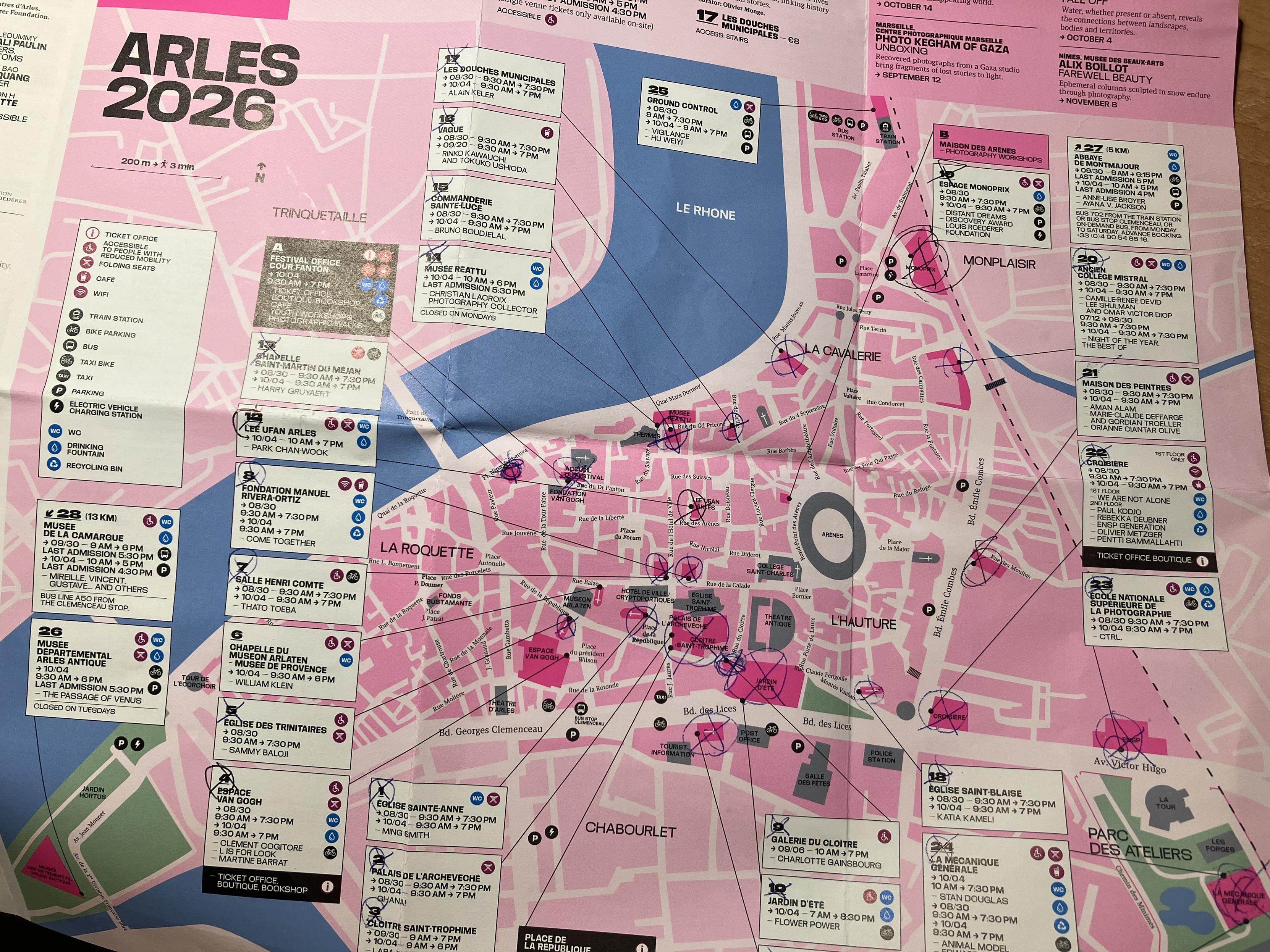 Plano de las exposiciones de los Reencuentros de fotografía de Arles con las salas tachadas a boli tras cada visita.